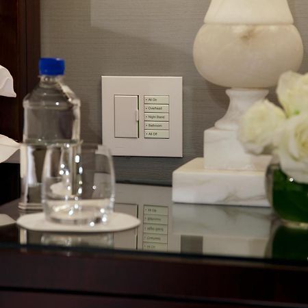Trump International New York Ngoại thất bức ảnh A Lutron light switch
