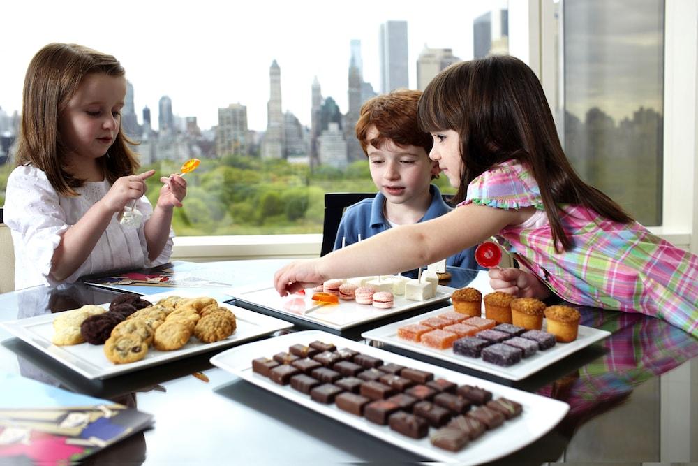 Trump International New York Ngoại thất bức ảnh Children eating sweets