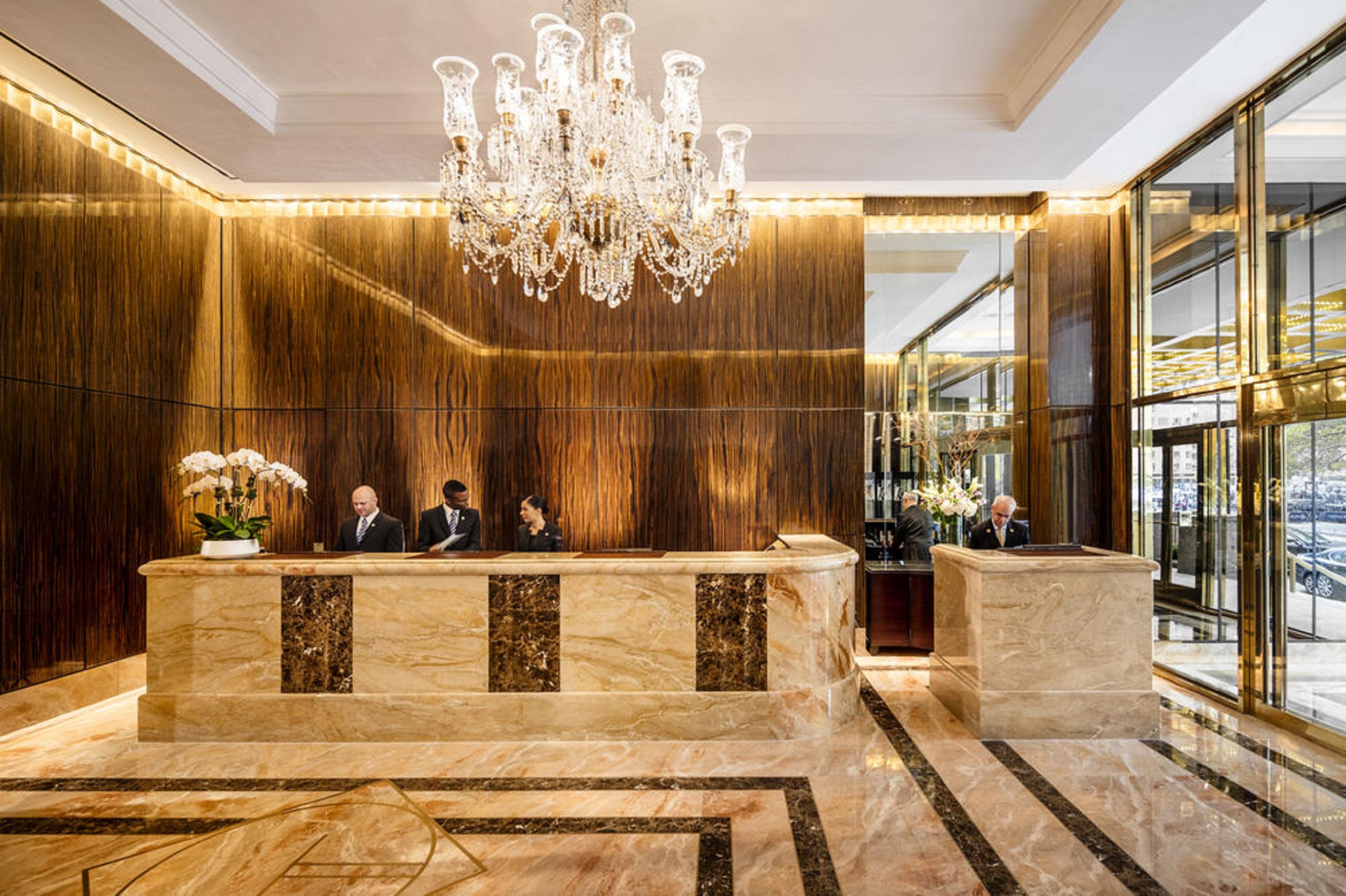 Trump International New York Ngoại thất bức ảnh The lobby of the Four Seasons Hotel