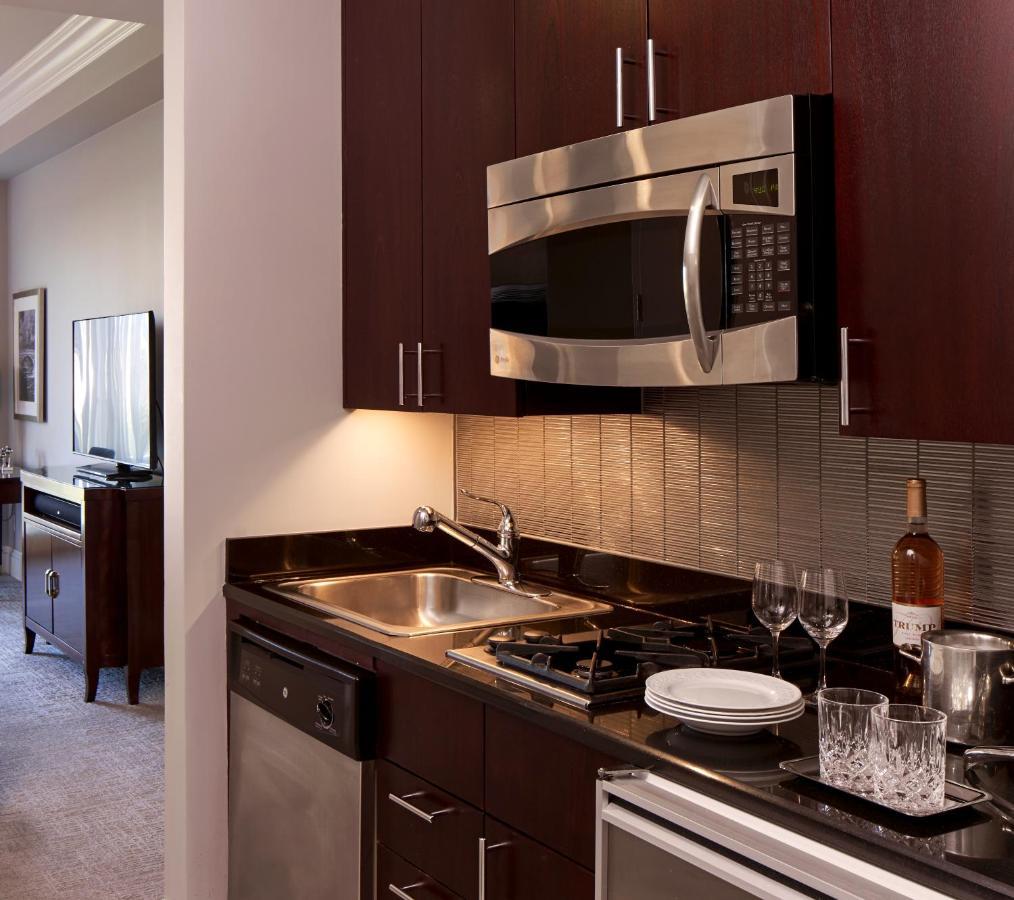Trump International New York Ngoại thất bức ảnh A microwave oven in a home kitchen