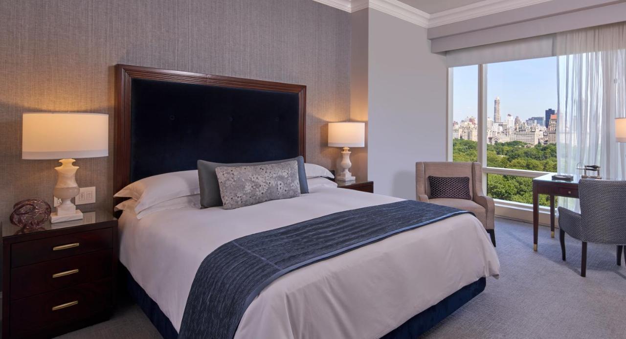 Trump International New York Ngoại thất bức ảnh A bedroom at the Mandarin Oriental New York