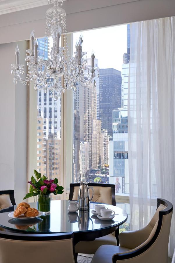Trump International New York Ngoại thất bức ảnh A view of the New York City skyline from a suite at the Mandarin Oriental