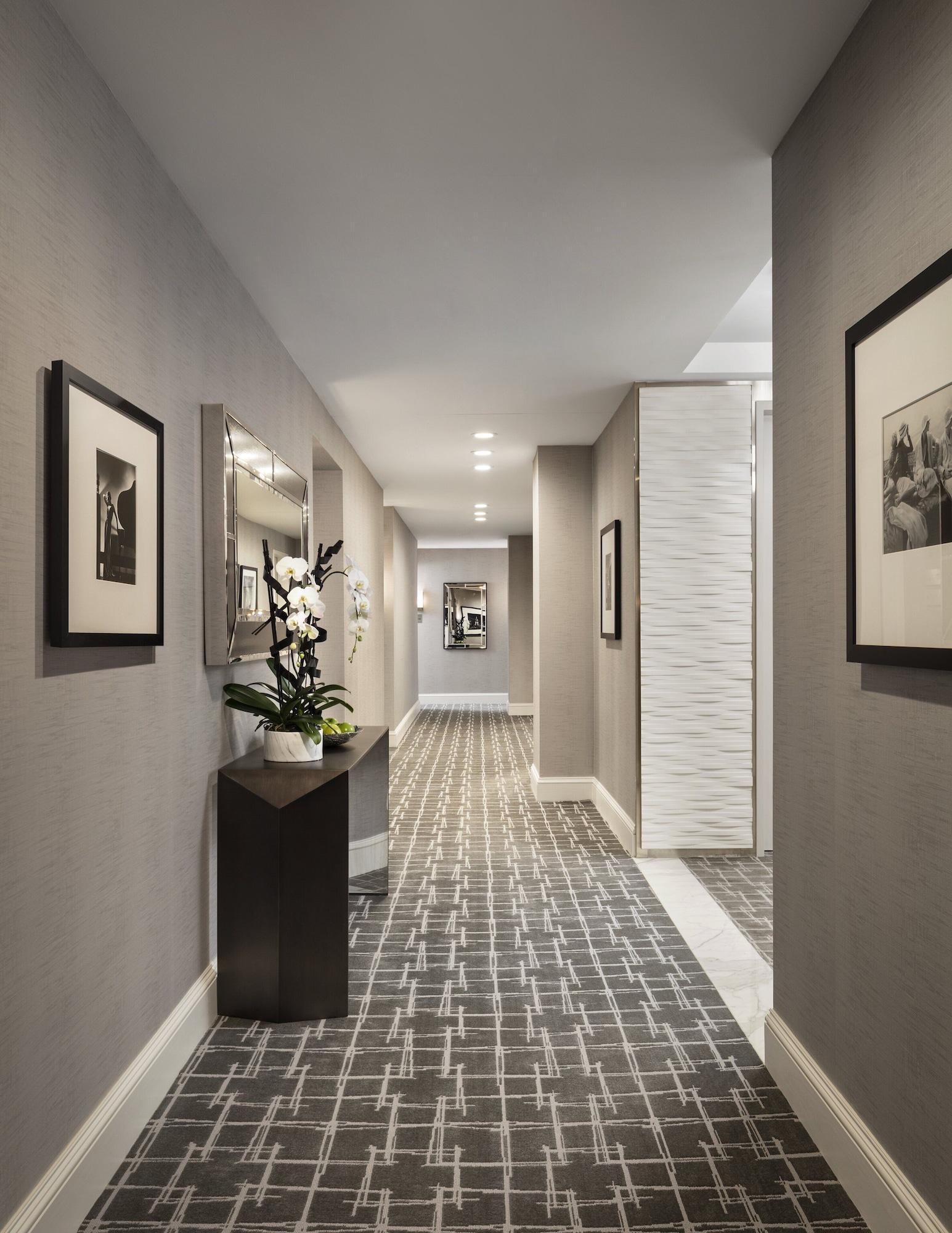 Trump International New York Ngoại thất bức ảnh A residential hallway