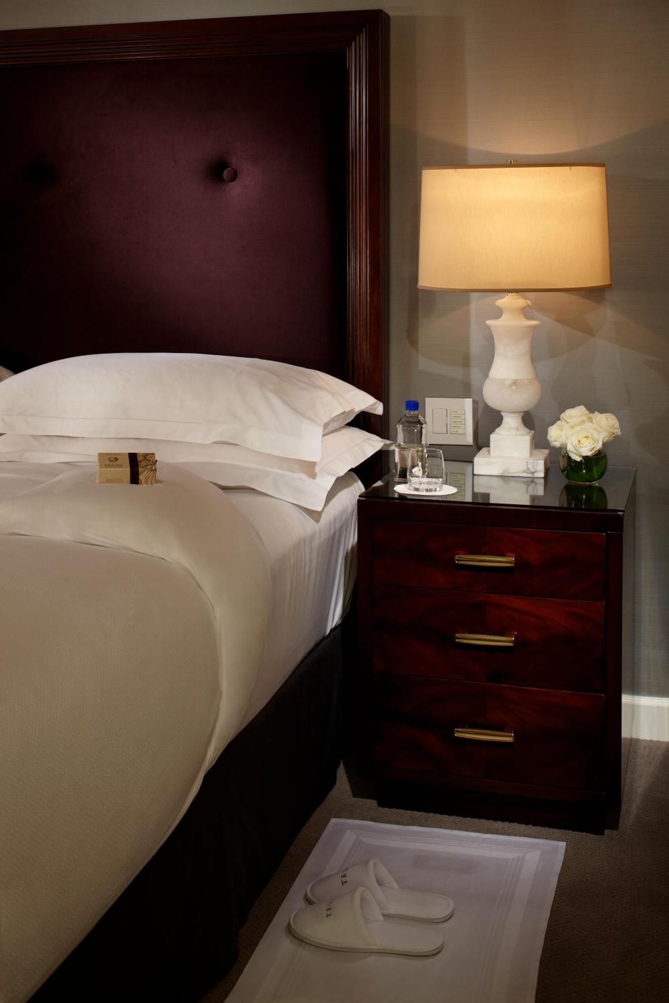 Trump International New York Ngoại thất bức ảnh A bedside table