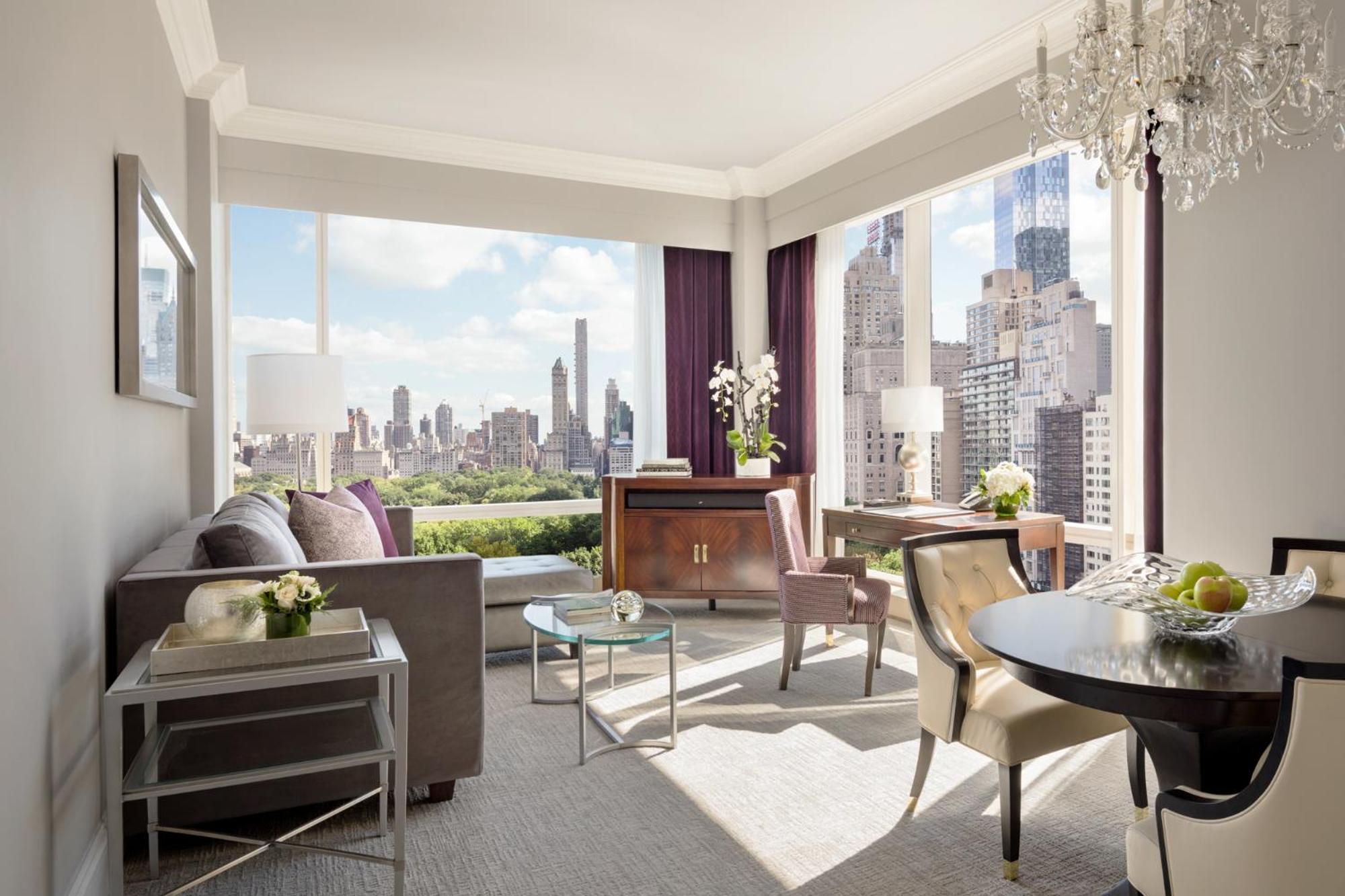 Trump International New York Ngoại thất bức ảnh A living room at The St. Regis New York