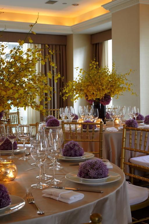Trump International New York Ngoại thất bức ảnh A table set for a formal dinner