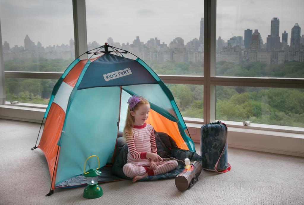 Trump International New York Ngoại thất bức ảnh A child camping indoors