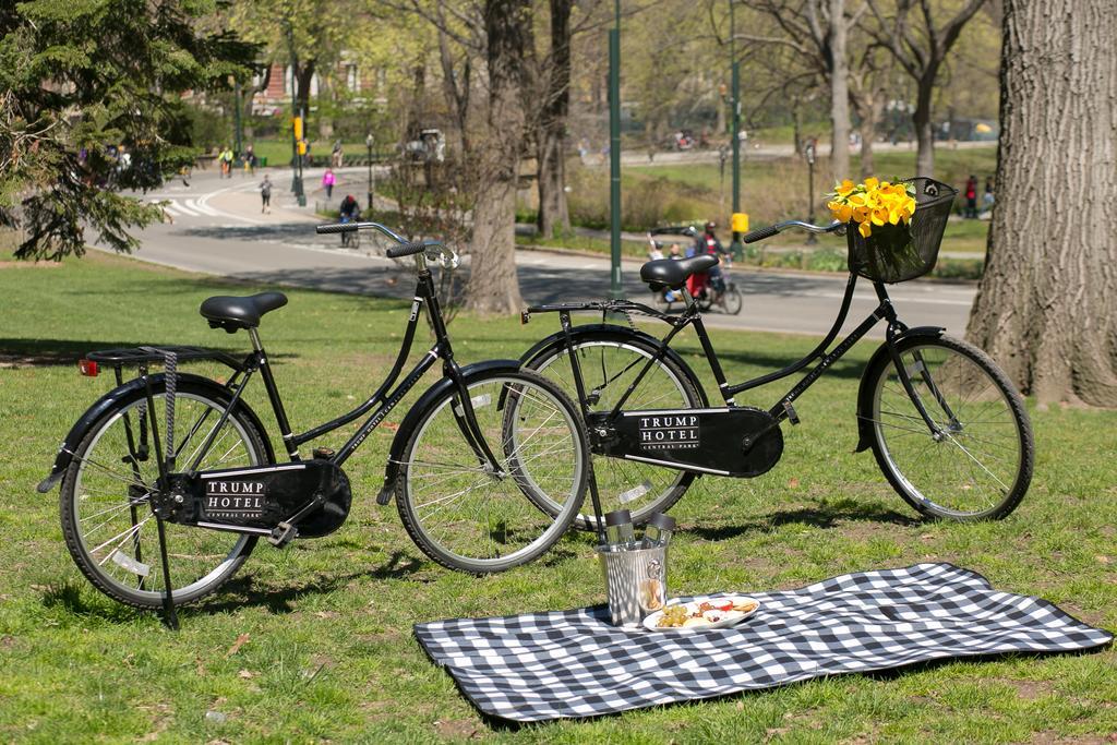 Trump International New York Ngoại thất bức ảnh A tandem bicycle